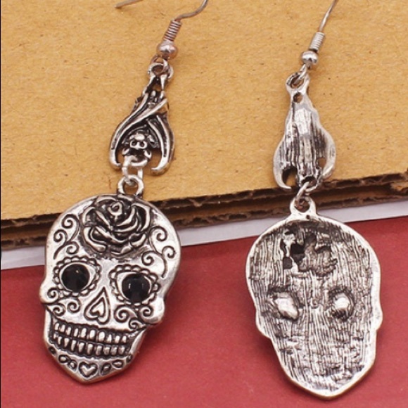 **Host Pick!! NEW Skull inverted bat earrings - Picture 2 of 3